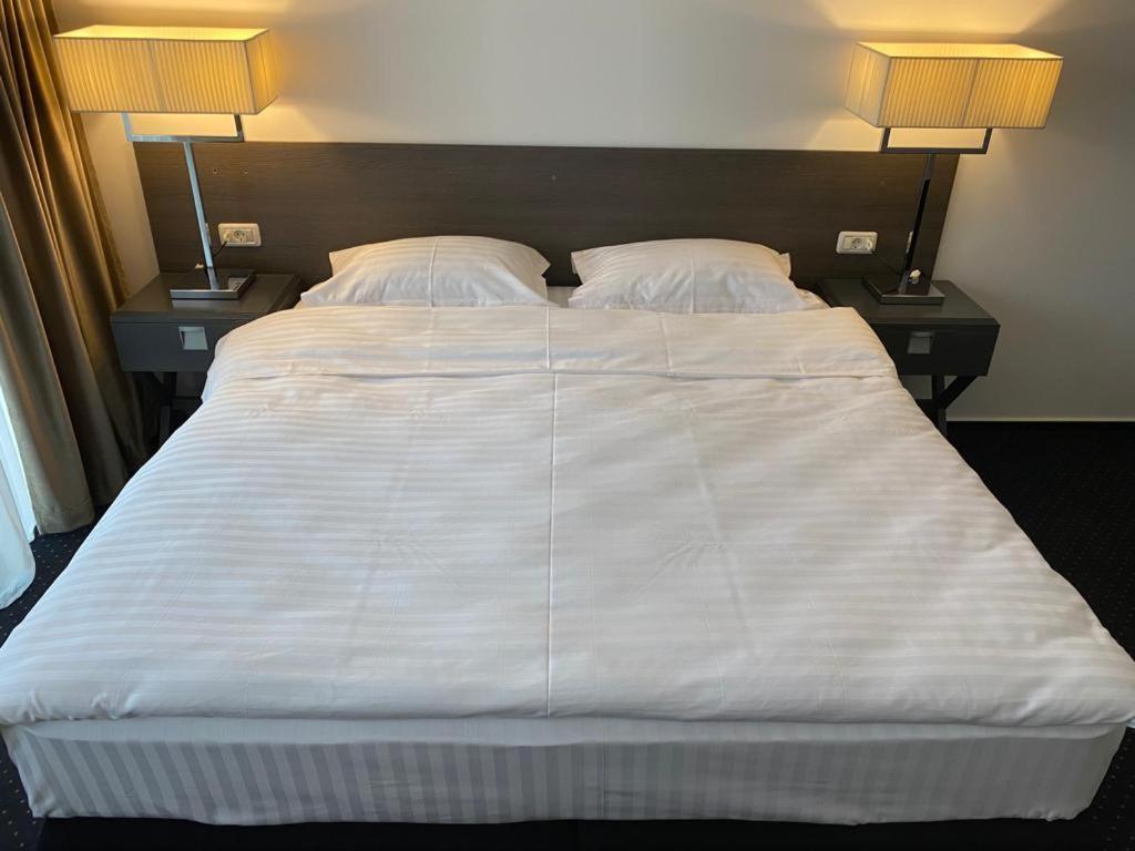 Urban 7 * Bucureşti